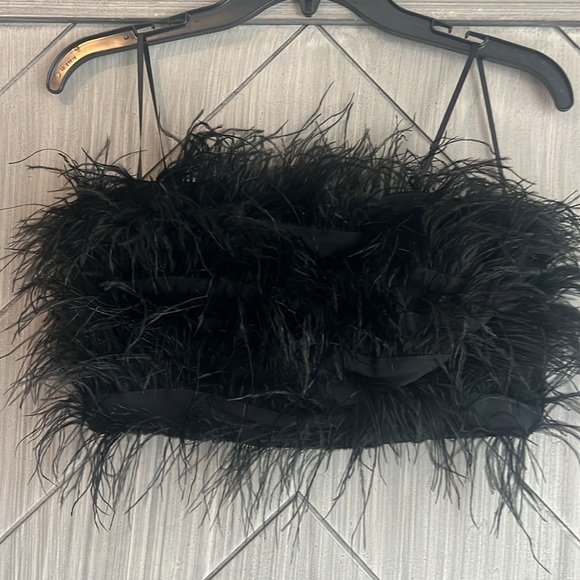 Super cute feathered Bandow top with a zipper back size small - Picture 2 of 3
